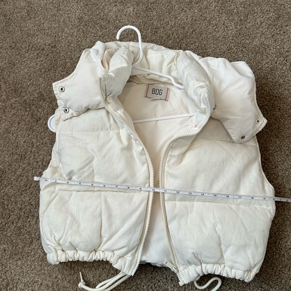 BDG Cream Puffer Vest - Picture 4 of 6